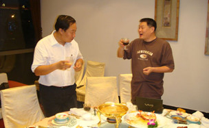 北京發(fā)展董事長香港宴請王教授